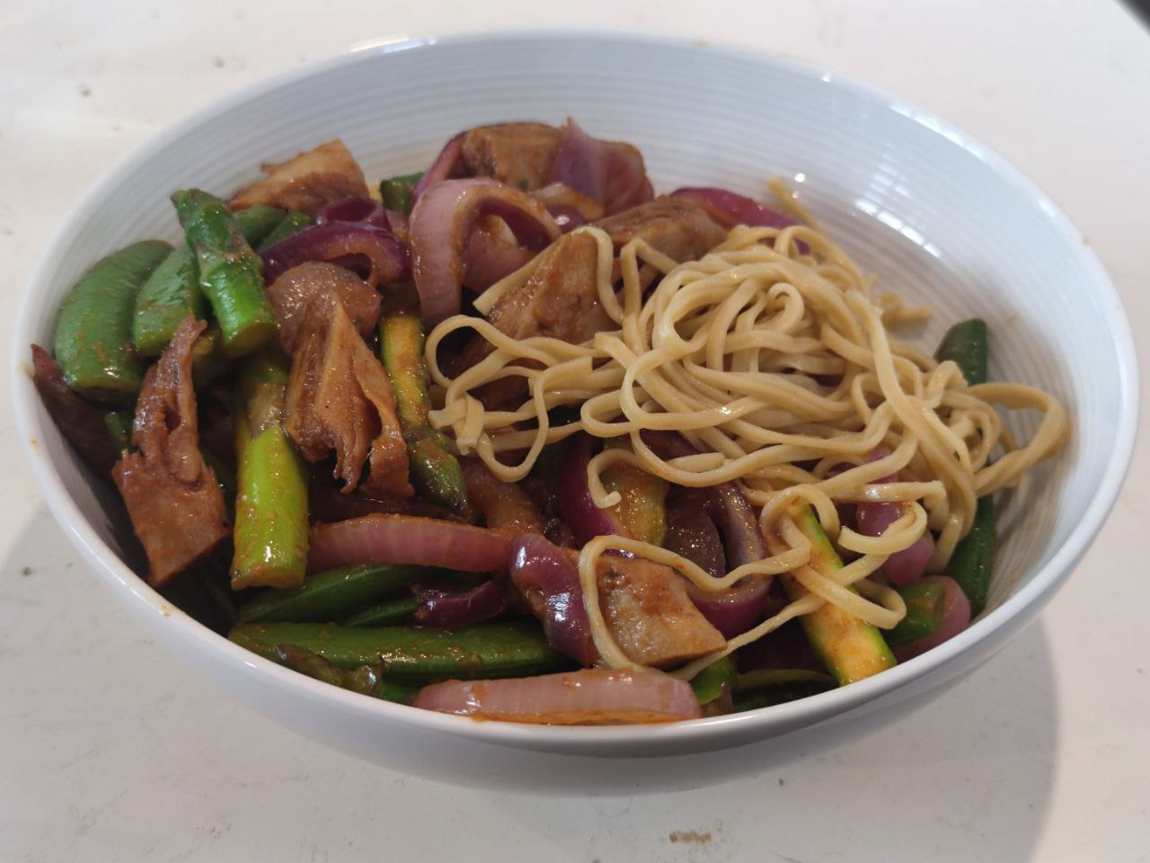 Noodles with green asparagus